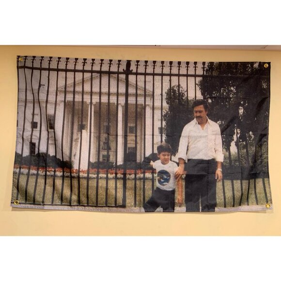 Epic Pablo Escobar in front of the White House Vintage Retro Iconic Photo Flag - Picture 1 of 1